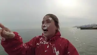 Так просто...  обгадили чайки.