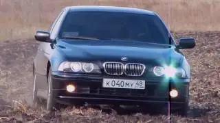 BMW 530 (e39) rides on loose dirt. БМВ 530 на распаханном поле