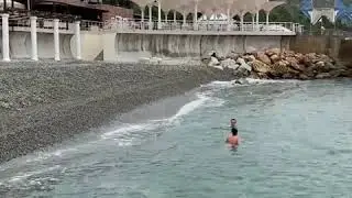 Эвелина Блёданс искупалась в море голой