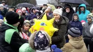 Разрывание солнца, наполненного конфетами