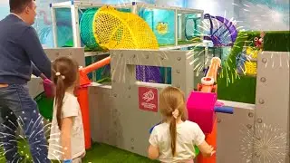 Лайк Настя и Папа играют и стреляют из пушки шариками
