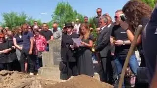 Kija drži govor na očevoj sahrani