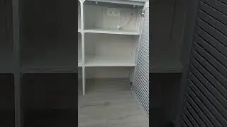 отделка балконов тумбочка с жалюзийными дверцами