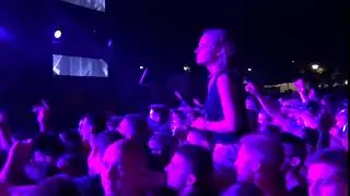 Girls on shoulders 10