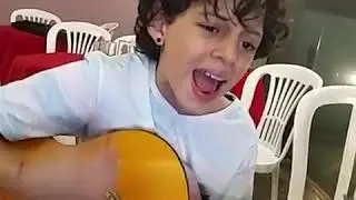 Pepê Santos canta 