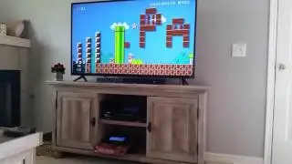 Elle joue tranquillement à Mario quand tout à coup...