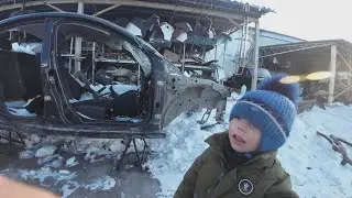 На авторазборе, много сломанных машин