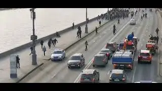 Центр Москвы. Люди перебегают дорогу, спасаясь от задержания.