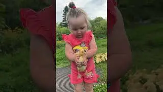 Смотрите! Я поймала утёнка 