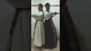 Вау! Какой контраст! Вы за какой вариант? Мы вот за сарафаны))