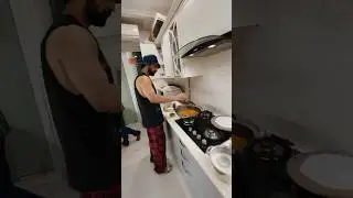 😍 #diljitdosanjh enjoys COOKING #chickencurry #shorts