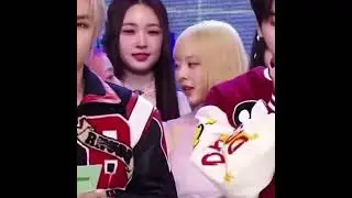 vivi and yeojin being cute