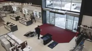 Покупатель за пару секунд разбил все телевизоры