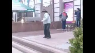 Танцующий мужичок поднимает настроение прохожим