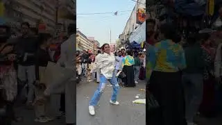 Public me maza le🤪💃 #danceinpublic #publicreaction #ytshorts #sahelirudra #bollywood #viral