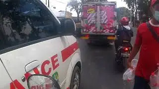 Ambulance Pasien VS Rombongan Ojol Jenazah.