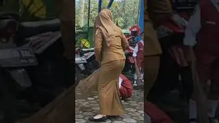 Buk Guru PNS Tua Cantik Berjilbab Menyapu Pakai Rok Panjang
