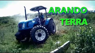 Arando a terra com Trator LS Tractor Plus 90 Plataformado 4X4