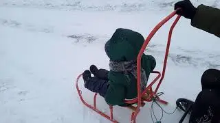vredina life Мама с сыном катаются на санках