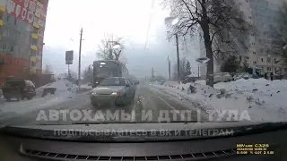 В Туле водитель пошел «в лобовую», чтобы успеть обогнать трамвай