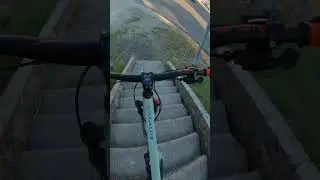 Катаю  по лестнице в городе на двухподвесе #mtb #велопокатушки #маунтинбайк #мтб #велосипед