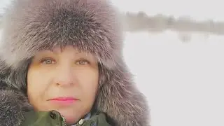 ОДНА В ЗАСНЕЖЕННОЙ ДЕРЕВНЕ. Лежу на снегу и диву даюсь.