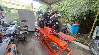 Loading the Ducati on moto trailers lift!