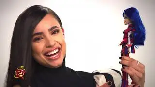 Descendants 3 | Unboxing with Sofia Carson 📦 | The Evie Doll 💙