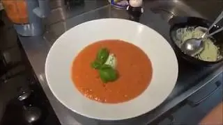 Томатный гаспачо с печеным перцем и кремом из авокадо с фета сыром