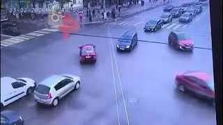 Камера наблюдения сняла момент ДТП в Твери, где авто после столкновения вылетело на тротуар