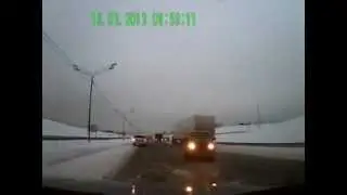 Девушку занесло, водитель фуры - молодец.