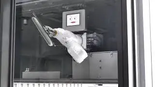 Mitsubishi’nin MWR 1 robotu insan gibi pencereleri temizliyor