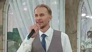 Жених поёт для, невесты
