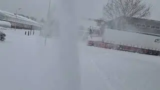 Spelen in de sneeuw met de sneeuwschuiver