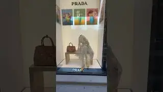Что это в витрине PRADA? 
