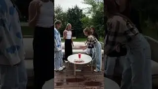 Кто сможет попасть шариком и забрать вкусняшку?