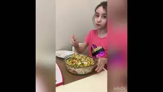 Друзя  я уже помощник  а Ева главный 😀пока я готовила другие продукти Ева успела приготовит оливие.