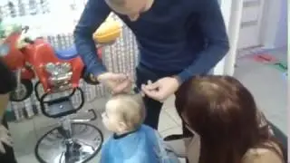 Первая стрижка. Папа срезает первую прядь. 