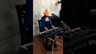 на китарата, Тони  жабата.