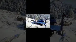 УРАЛ-NEXT завалился на бок с машиной на рампе 