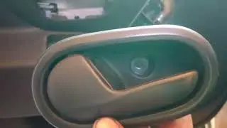 Снимаем дверную карту и меняем зеркало Рено Логан 2018