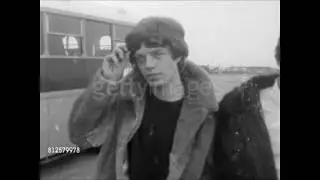 Mick Jagger reveals black eye (1966)