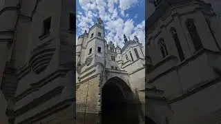 😍 Canoeing under a castle in the Loire Valley France.