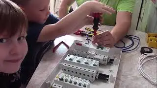 Сборка щитка для квартиры! Дети помогают!