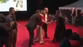 Muharrem Inceyle Fotoğraf Çekinmeye Çalışan Adamın Sahneden Fırlatıldığı Anlar