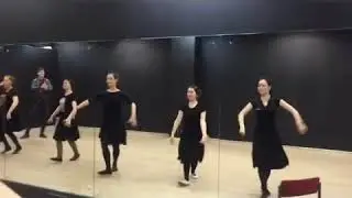 Девочки танцуют лезгинку.Очень классно танцуют😍💕
