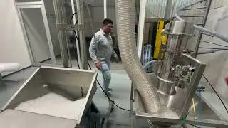 Transporte Eficiente de Pellets de Plástico: 12,600 kg/h con Floveyor en Nuestro Showroom