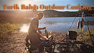 Bushcraft torik balığı Outdoor kamp ateşinde balık pişirmek dağ evinde