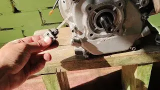 What oil level should be in a 7 hp walk-behind tractor engine?