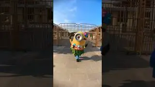 Minion is wearing Hawaii costume #minions #despicableme #shorts #universalstudiosjapan